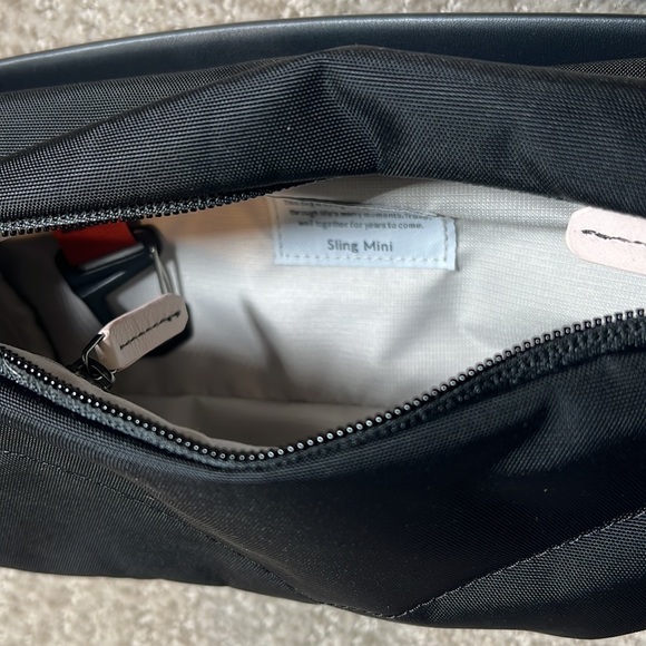 Bellroy Sling Mini Bag - Premium Leather - Picture 4 of 10